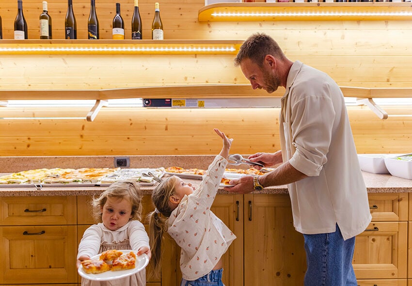 Papà Luciano è il Re della cucina, dove prepara piatti freschi e genuini per tutti